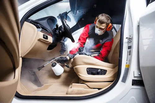 Tým lidí pečujících o interiéry aut v Praze